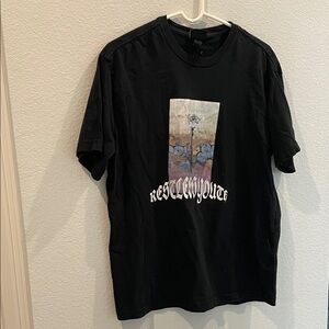 Black Graphic canvas Restless Youth” T-Shirt H & M medium